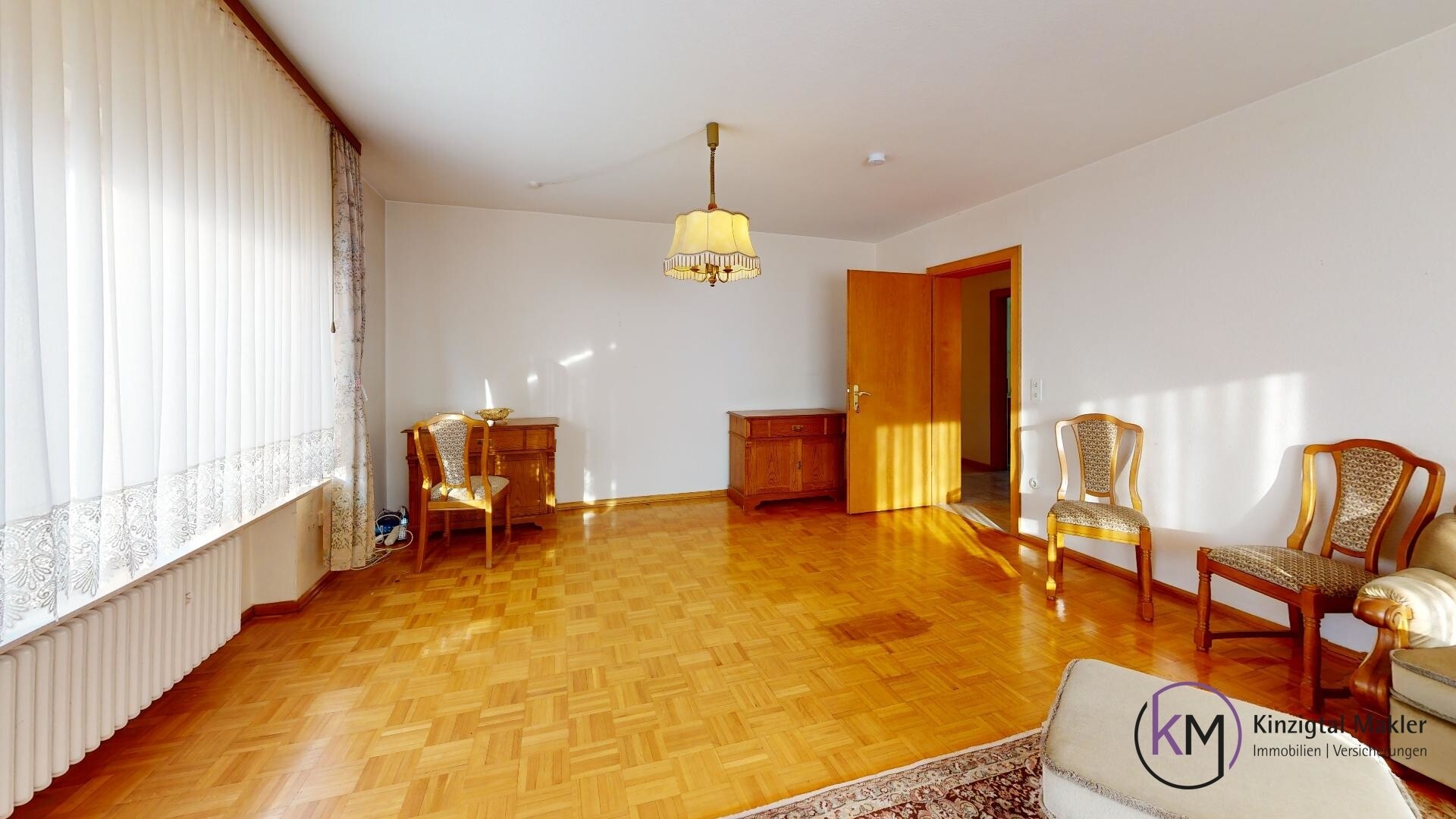 Eigennutzung-oder-Kapitalanlage-Sie-entscheiden-Living-Room