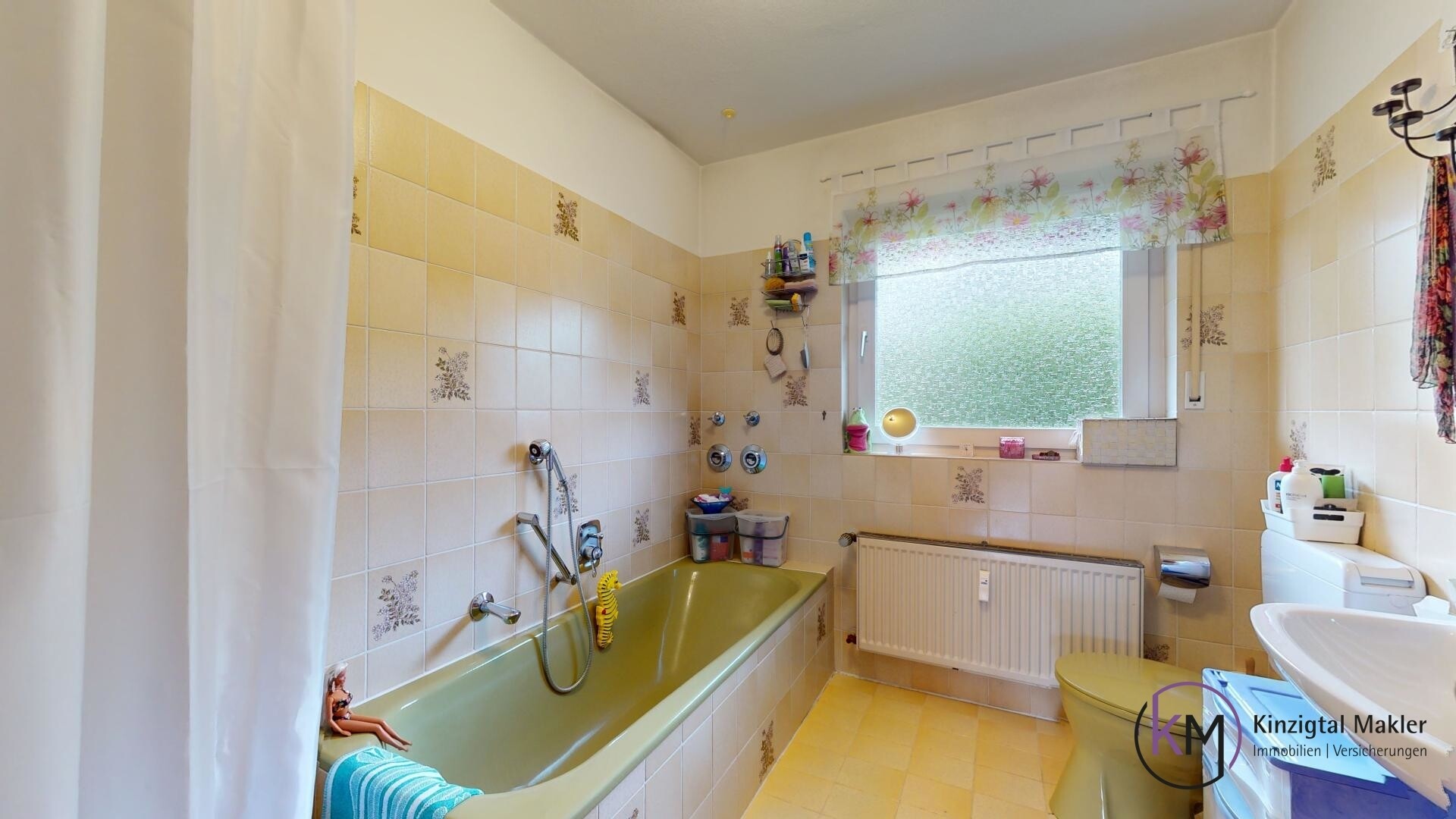 ... das Badezimmer mit Wanne & Eckdusche