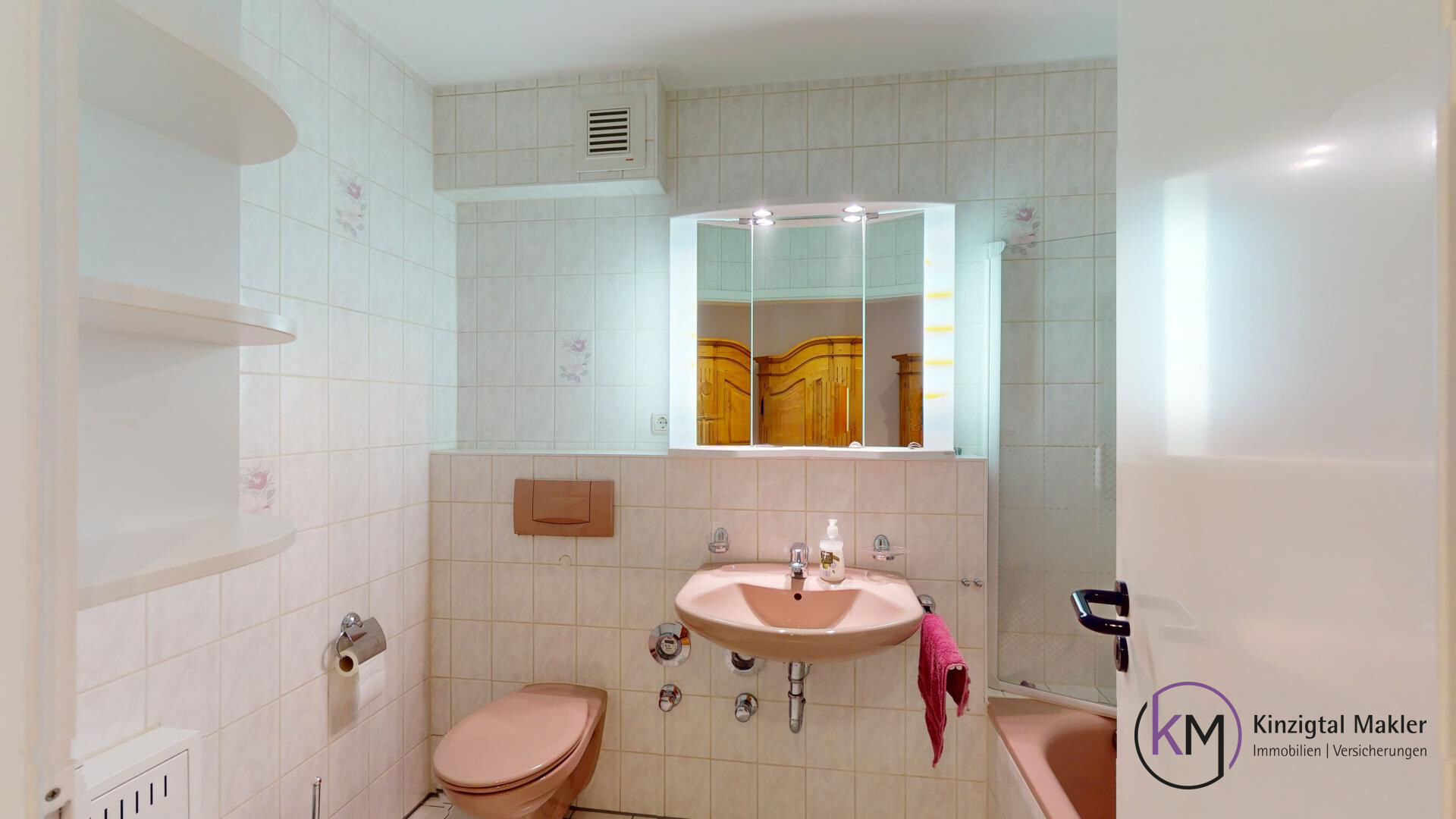 PERFEKTES-STADTNEST-MIT-BERGBLICK-Badezimmer-1