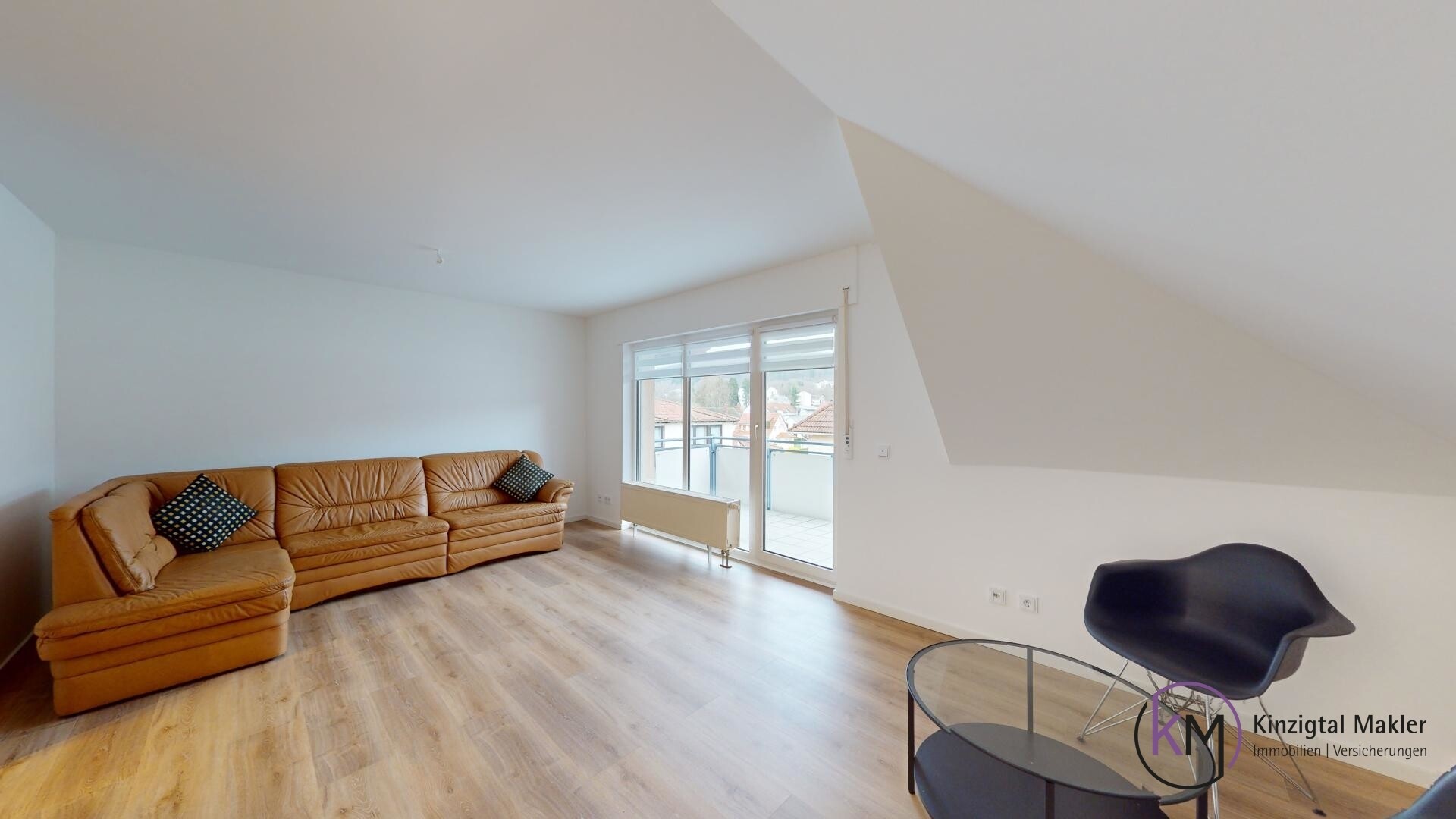 PERFEKTES-STADTNEST-MIT-BERGBLICK-Schlaf-Wohn-Essbereich