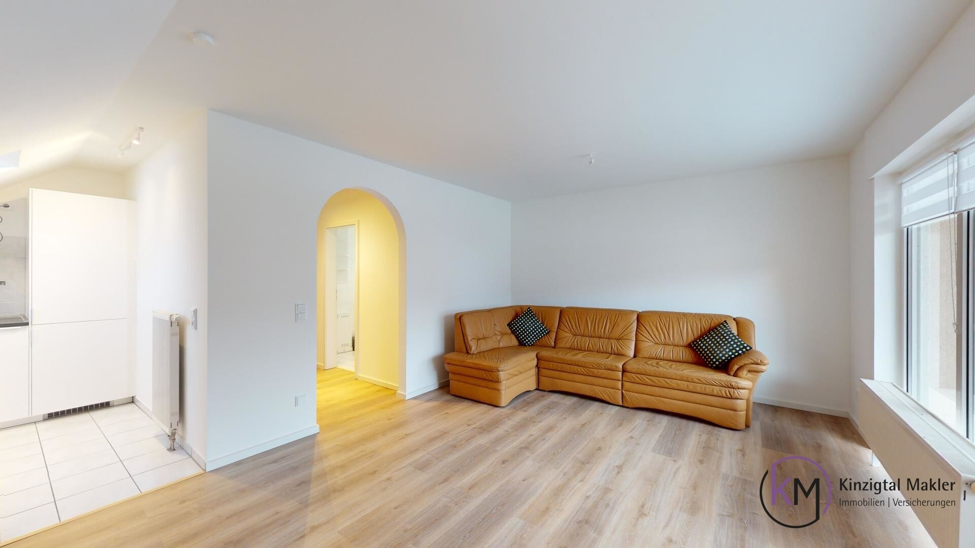 PERFEKTES-STADTNEST-MIT-BERGBLICK-Schlaf-Wohn-Essbereich 2