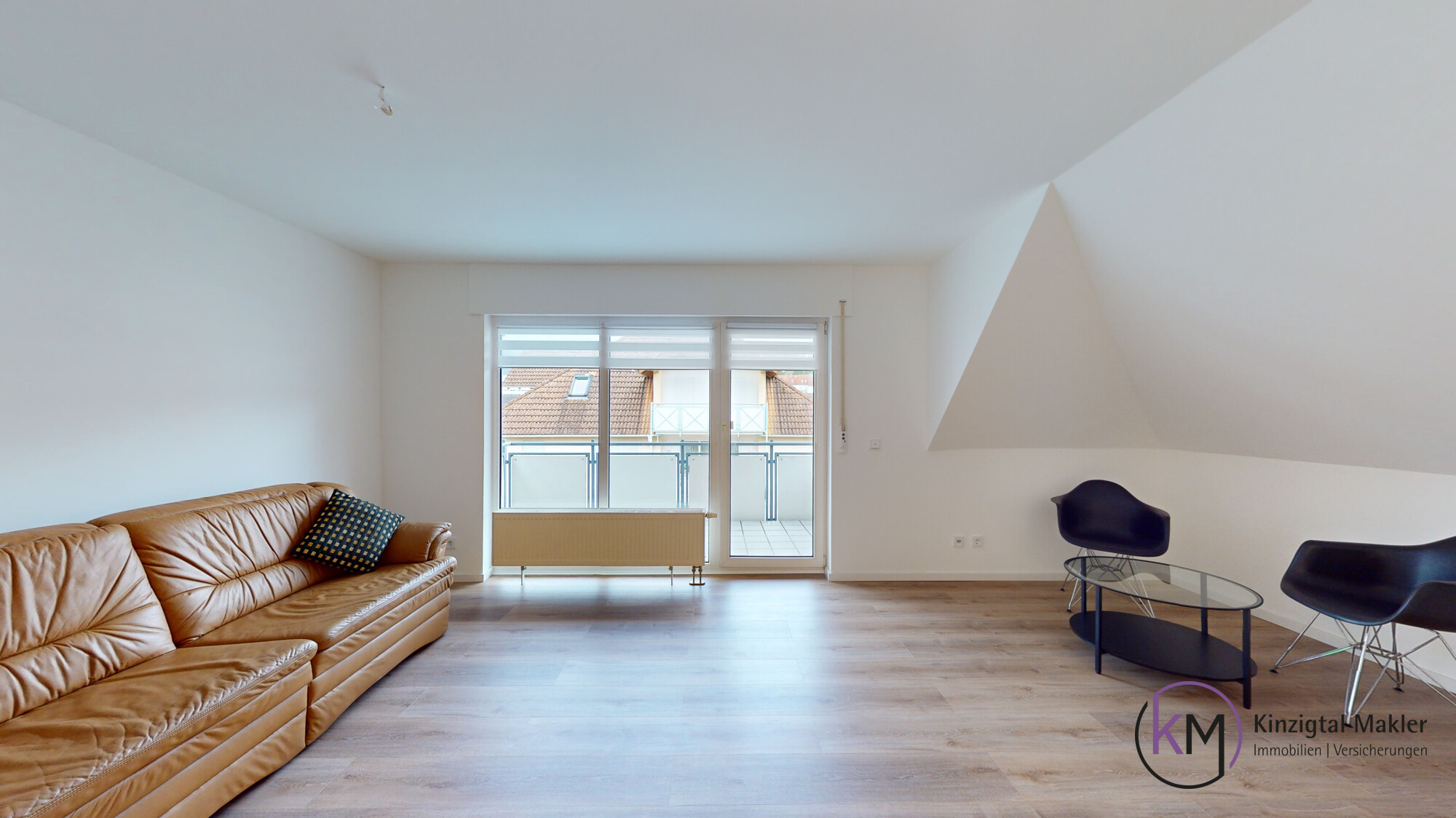 PERFEKTES-STADTNEST-MIT-BERGBLICK-Schlaf-Wohn-Essbereich 02-
