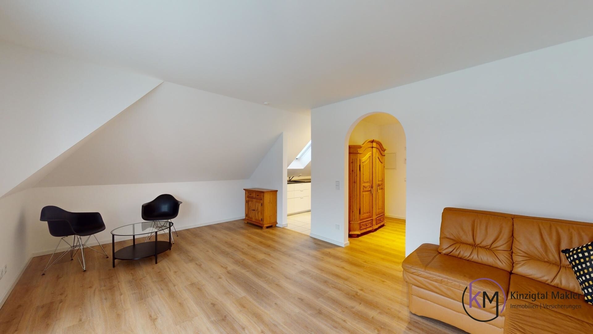 PERFEKTES-STADTNEST-MIT-BERGBLICK-Schlaf-Wohn-Essbereich-
