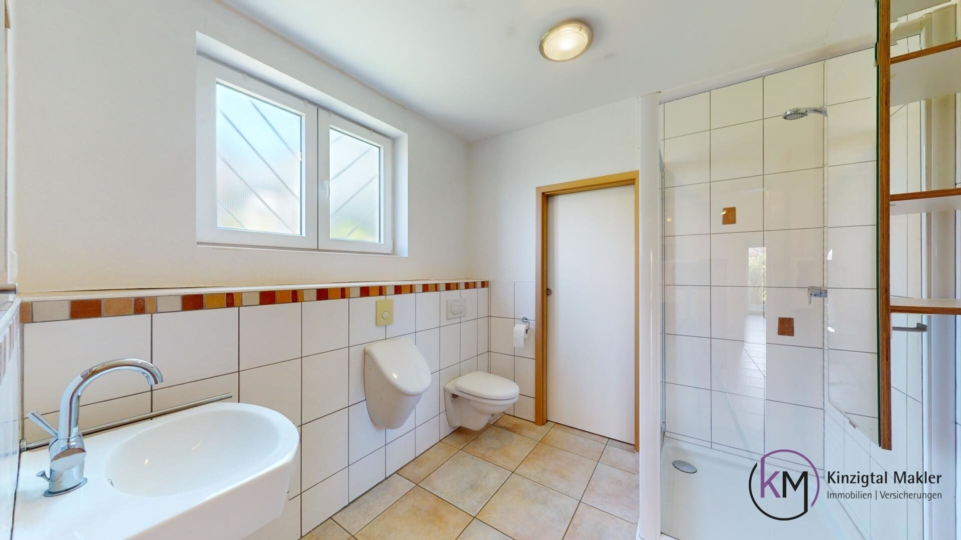 ... Badezimmer mit Glas-Eckdusche