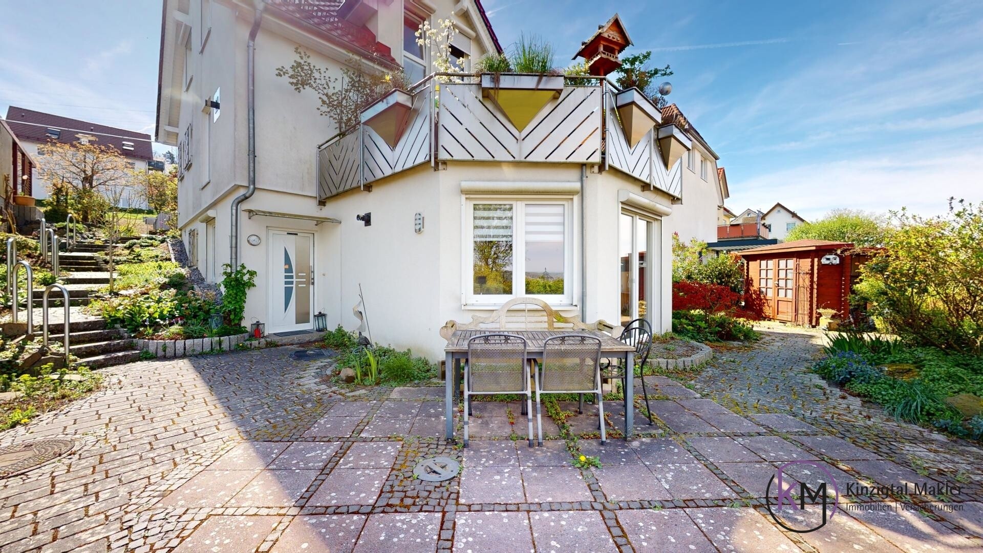 ... der große Terrassenbereich mit Grillecke