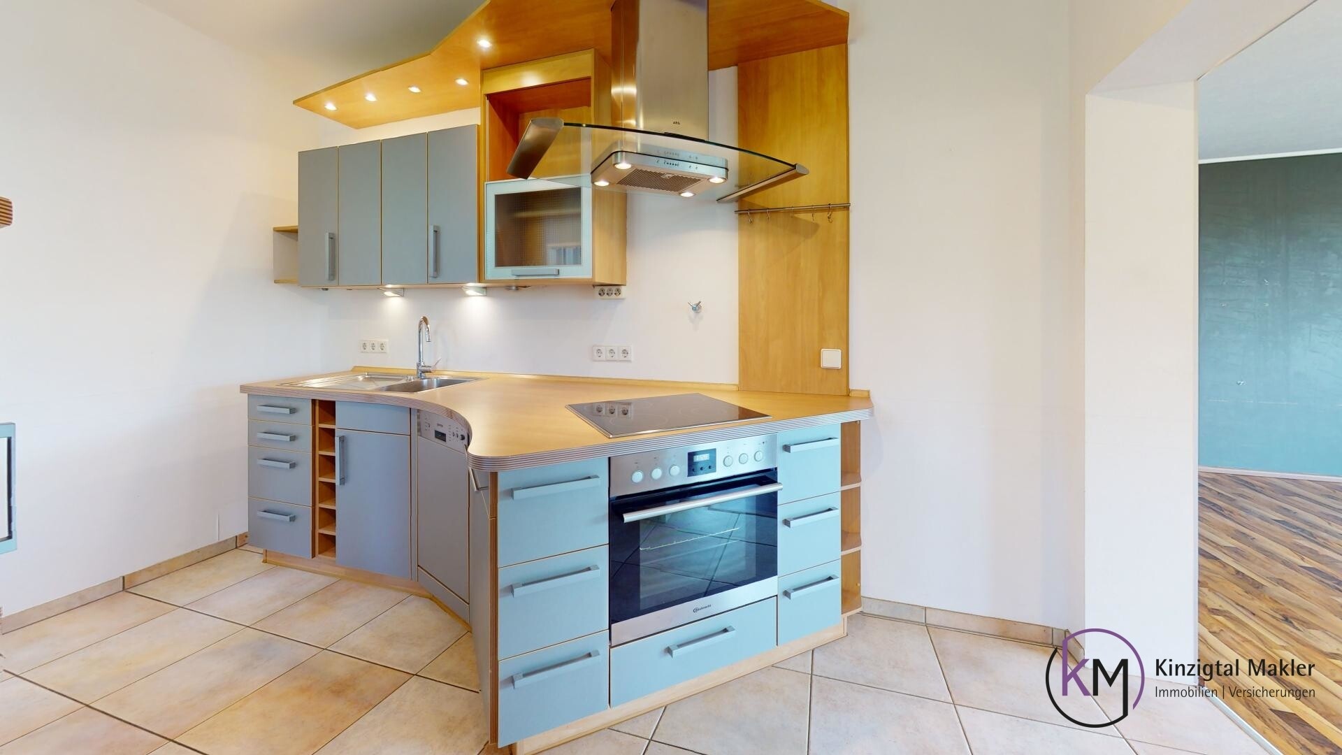 ... schöne Einbauküche mit E-Geräte