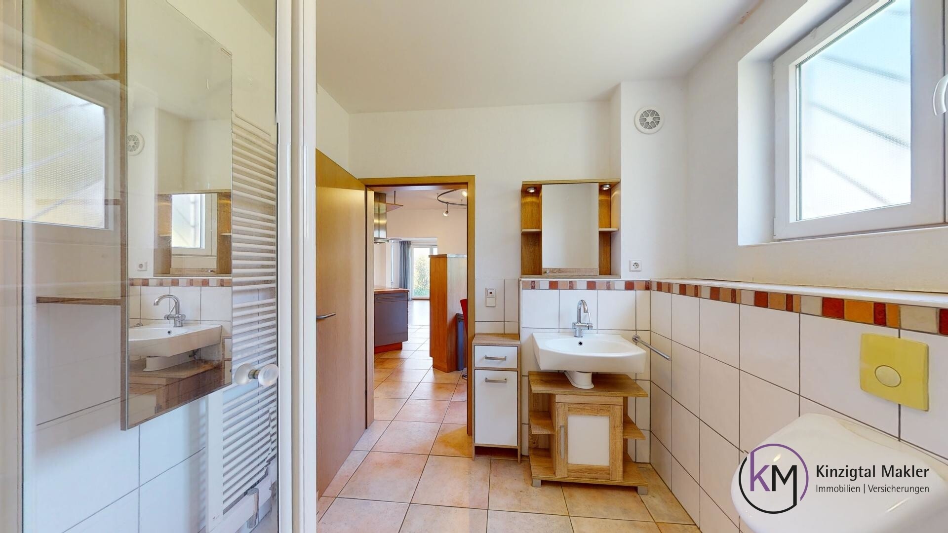 ... modern eingerichtet und Tageslicht