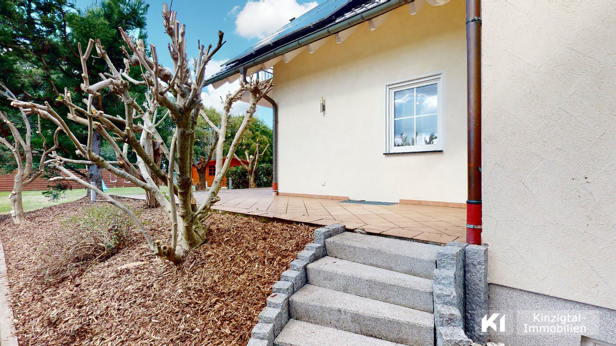 ...Terrassenbereich mit Treppe