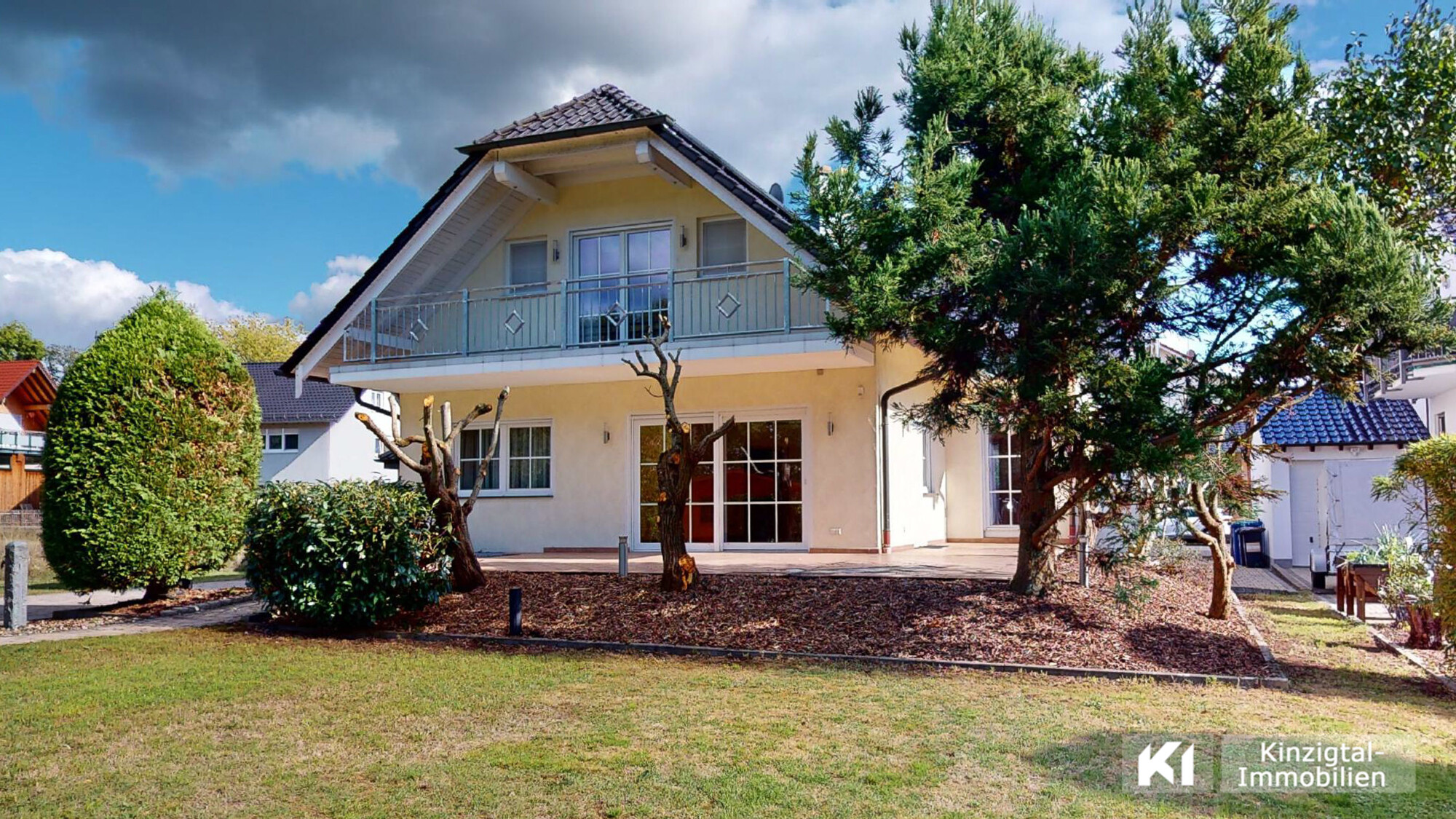 ...herrlicher Garten mit Baumbestand!