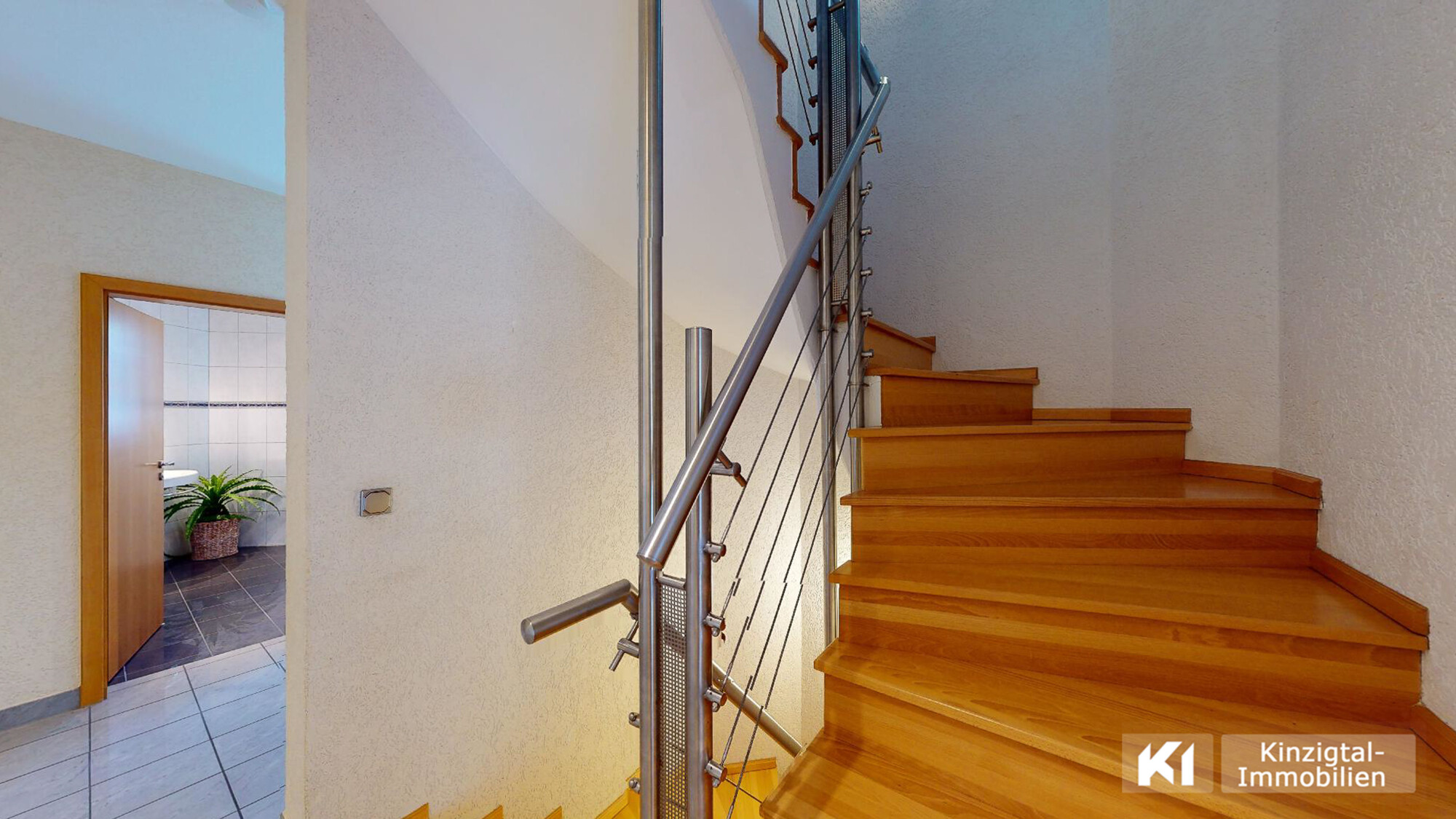 ...Treppenaufgang in das Dachgeschoss