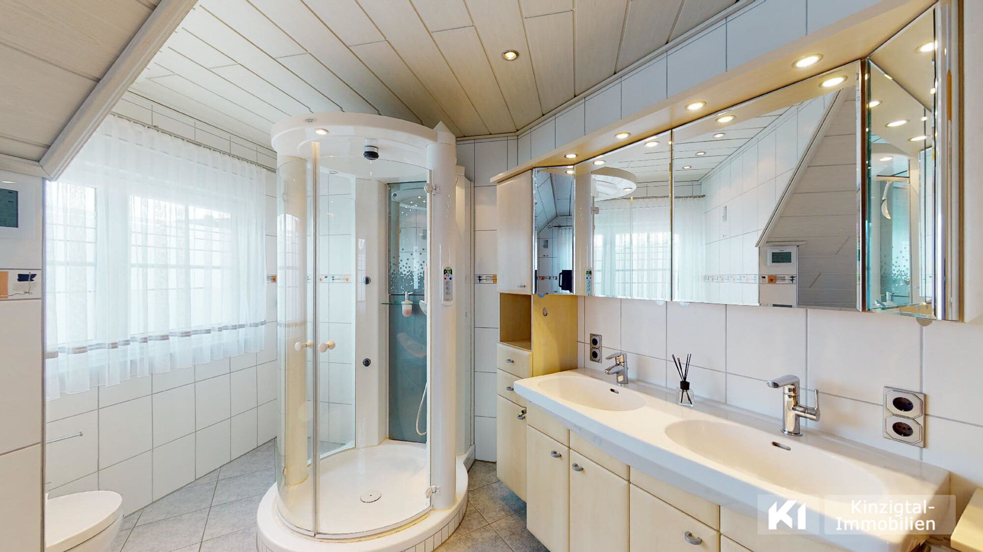 ...Tageslichtbad mit Wellnessdusche im DG