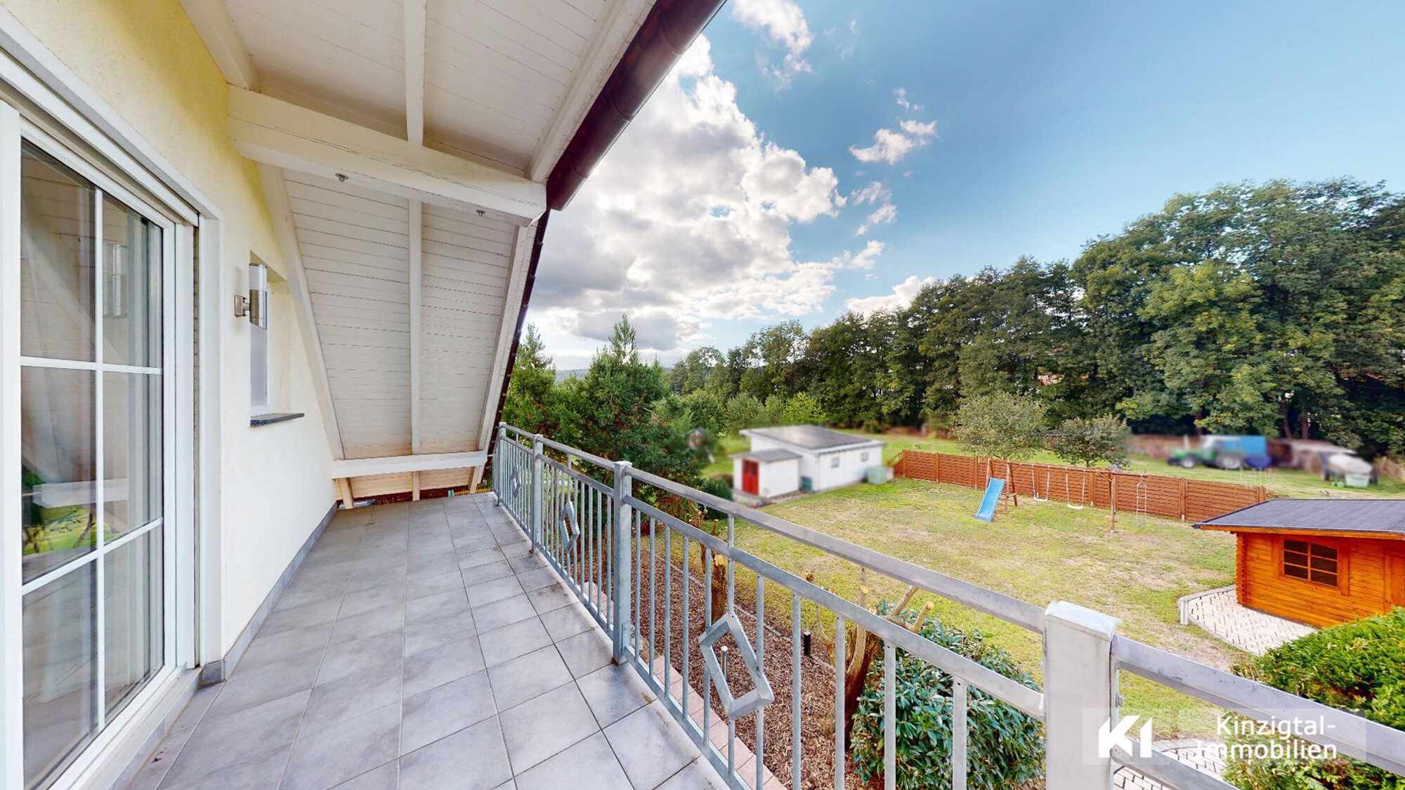 ...Balkon mit Blick auf Ihren Garten