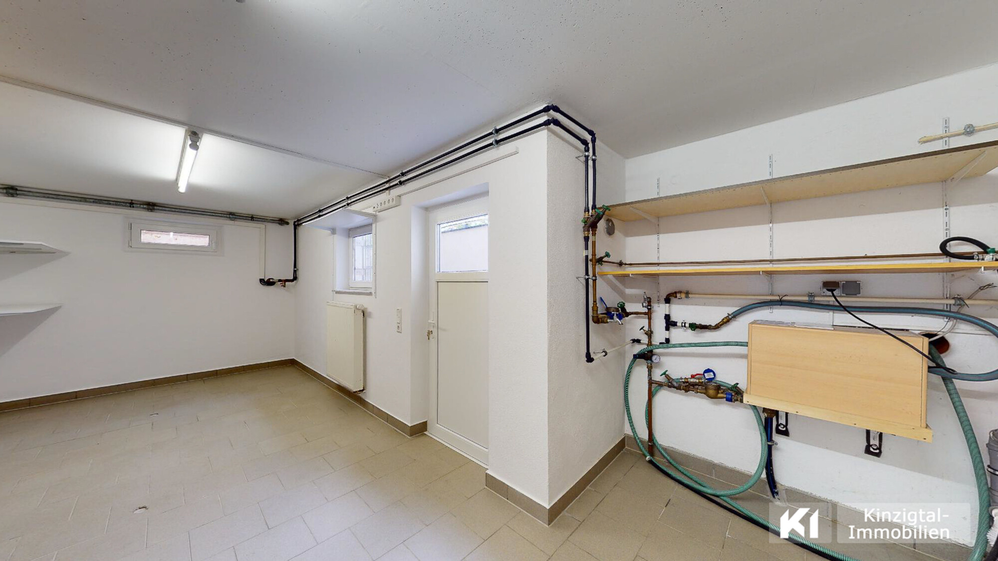 ...hier ist Platz für Kartons & Co.