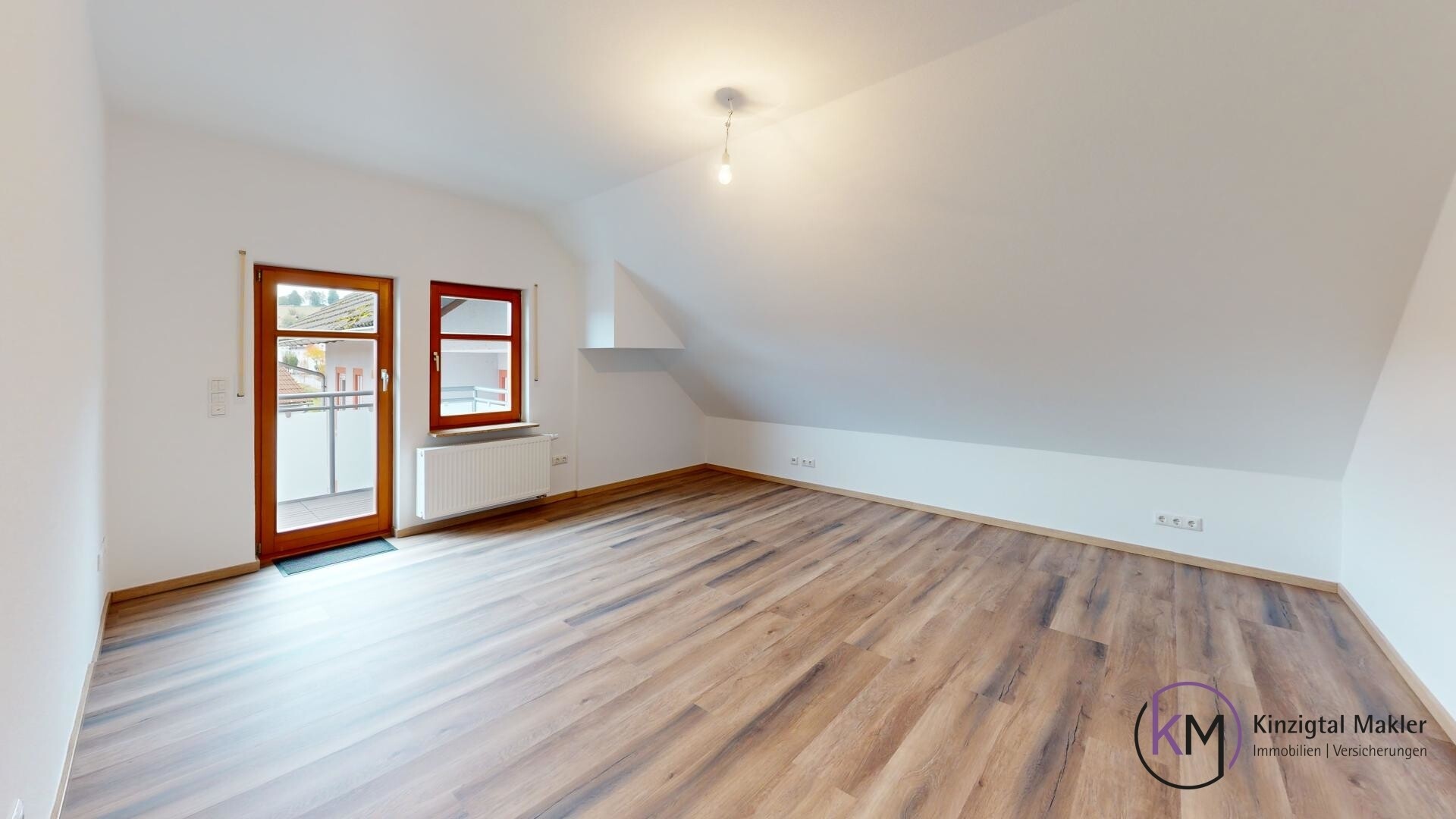 ... mit Zugang zum Balkon