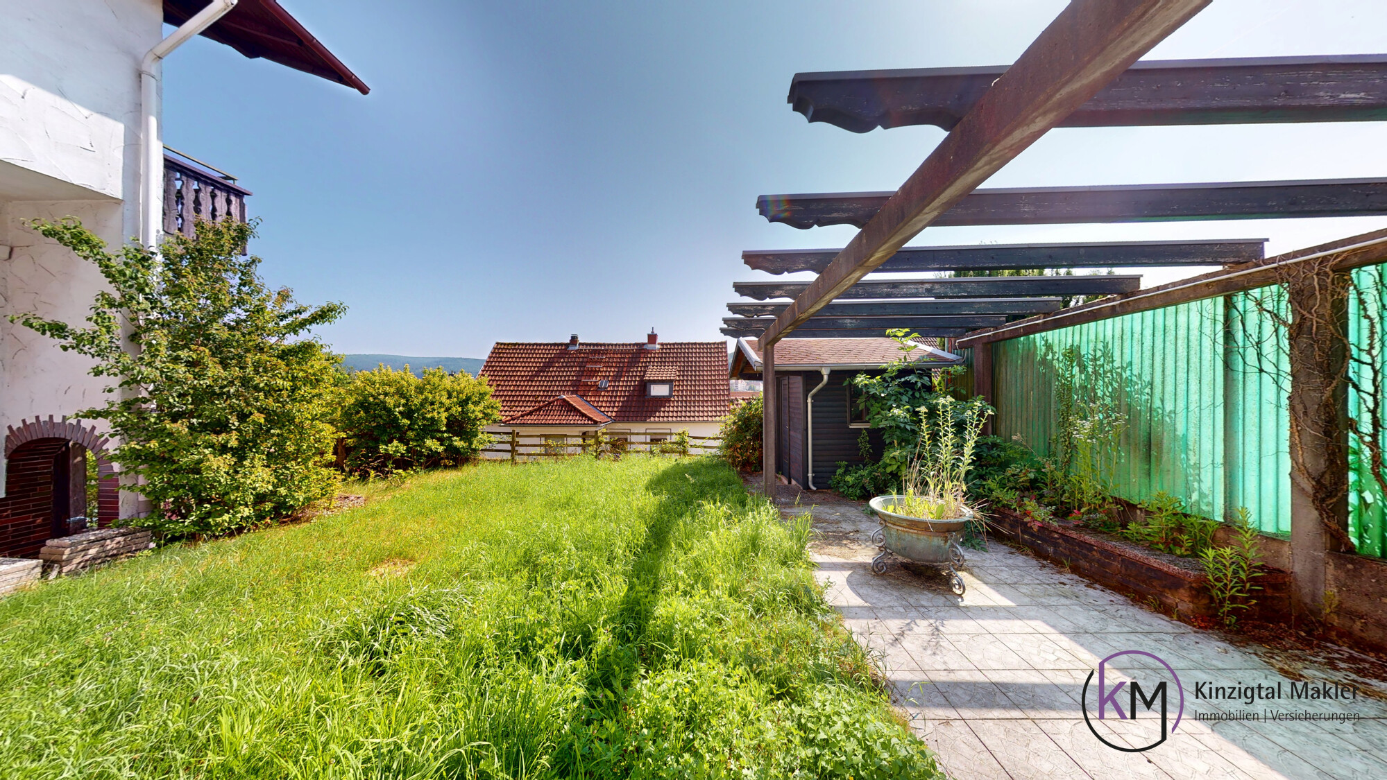 mit Gartenhütte