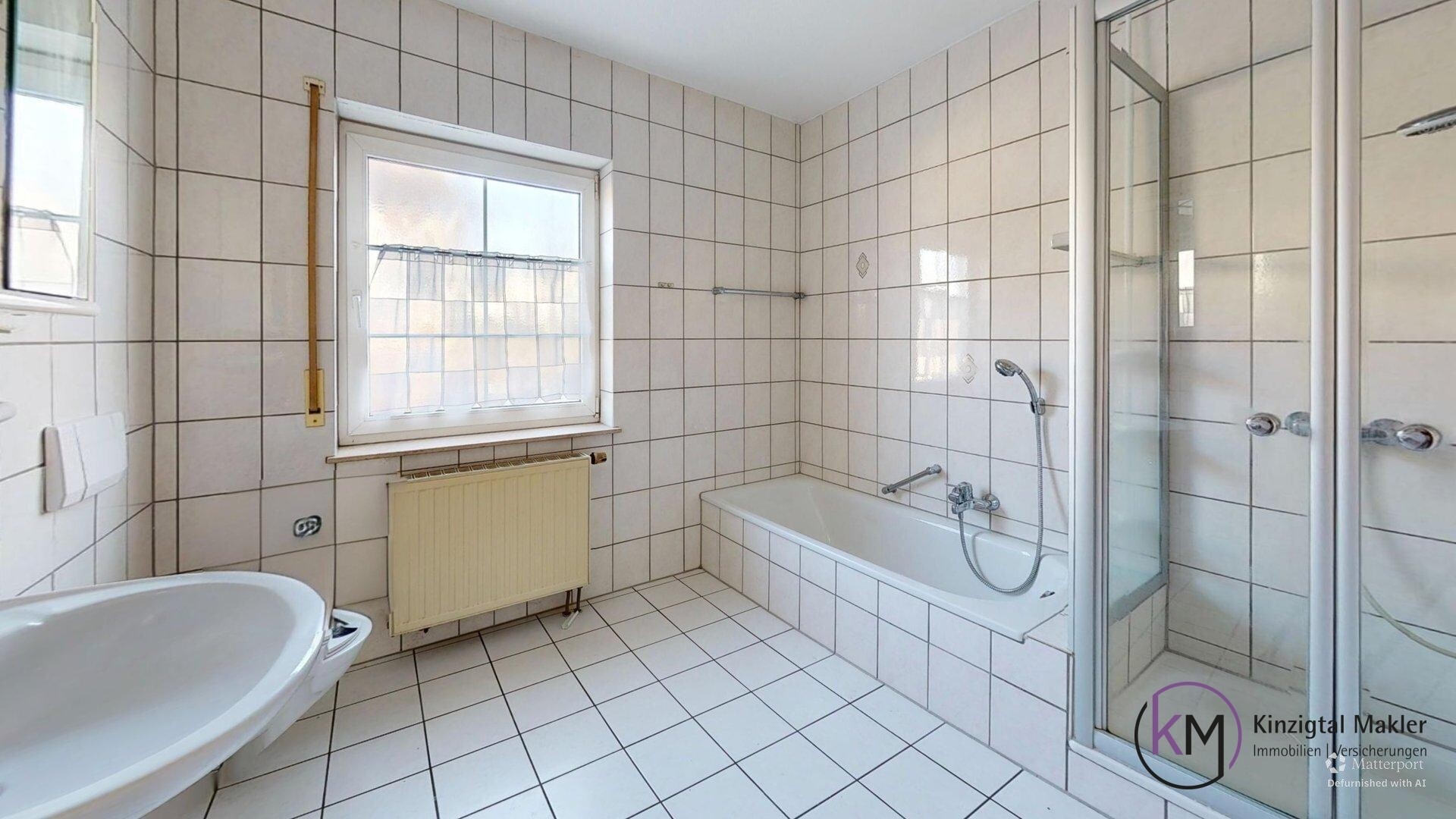 ... Badezimmer mit Fenster