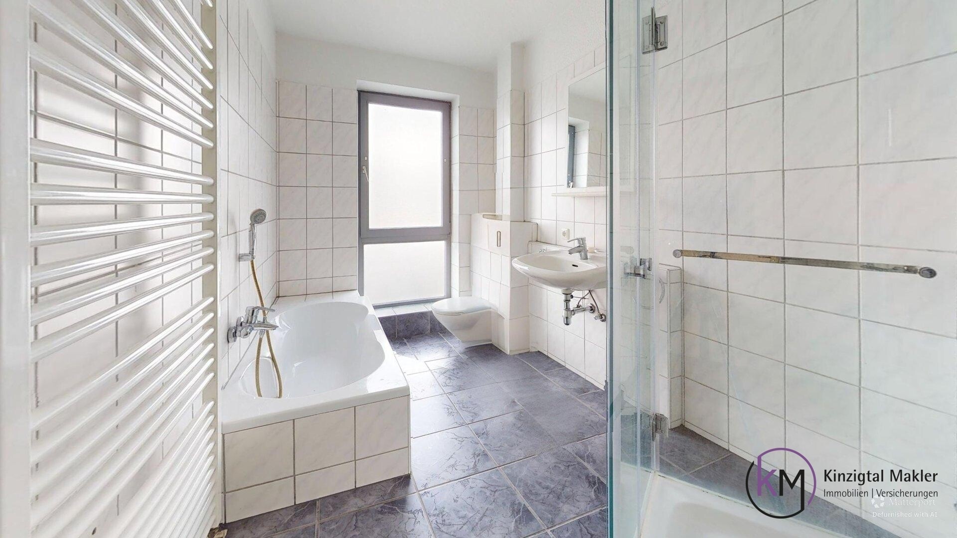 ... Badezimmer mit Dusche und Wanne