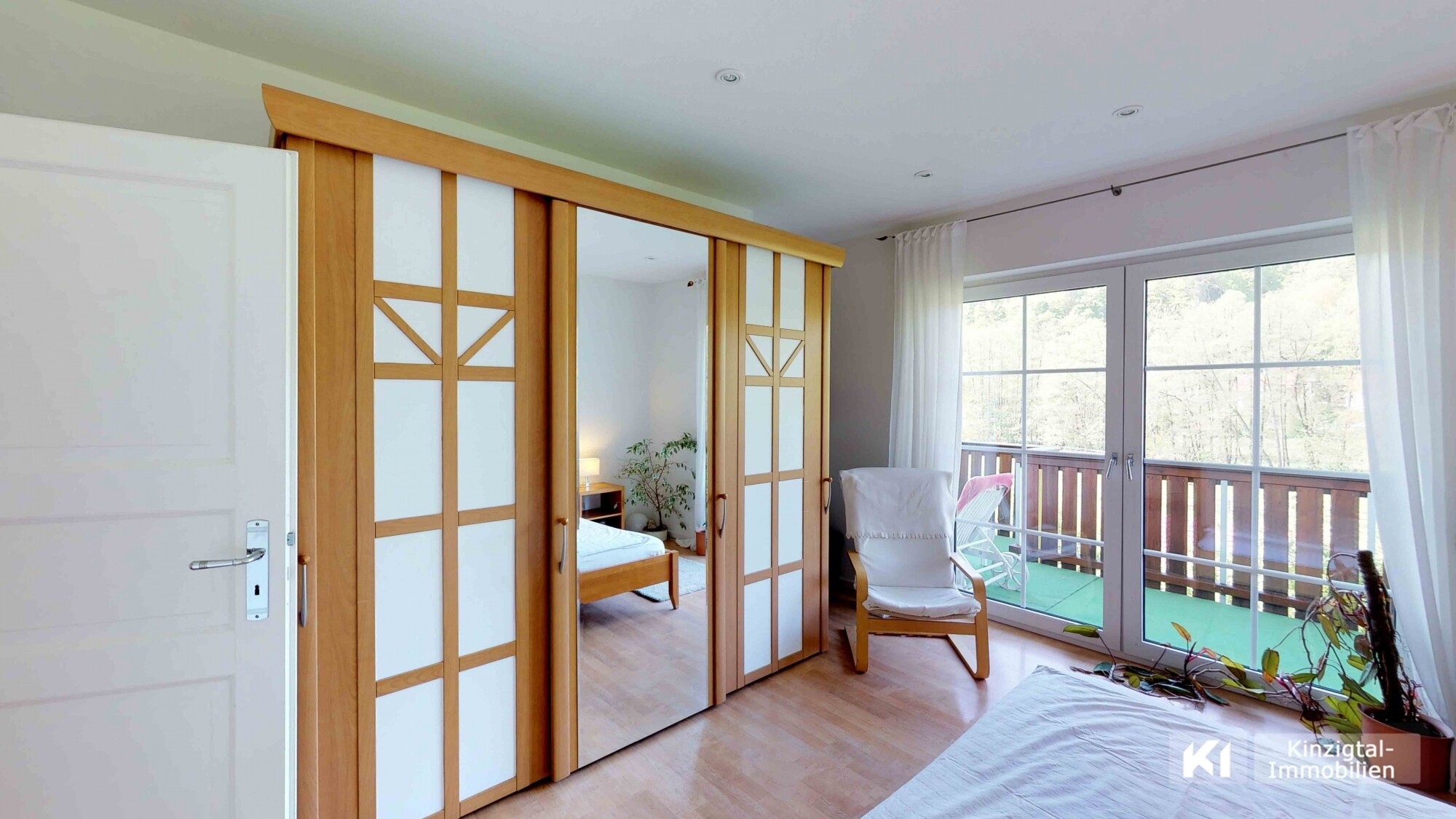 ... Zimmer mit Zugang zum Balkon