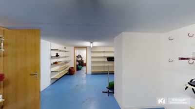 ... Massiver und großzügiger Tiefenkeller