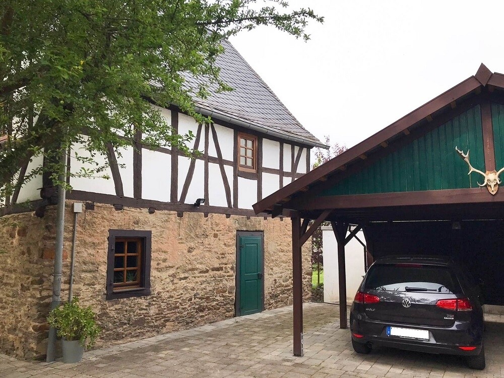 Haupthaus-Carport