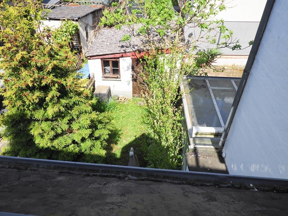 Blick zum Gerätehäuschen