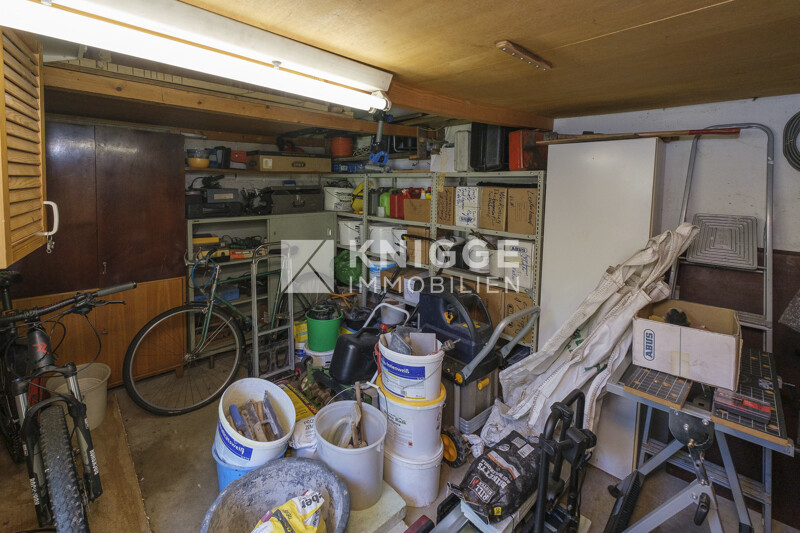 Abstellfläche neben Garage