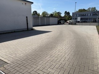 Hof Richtung Straße