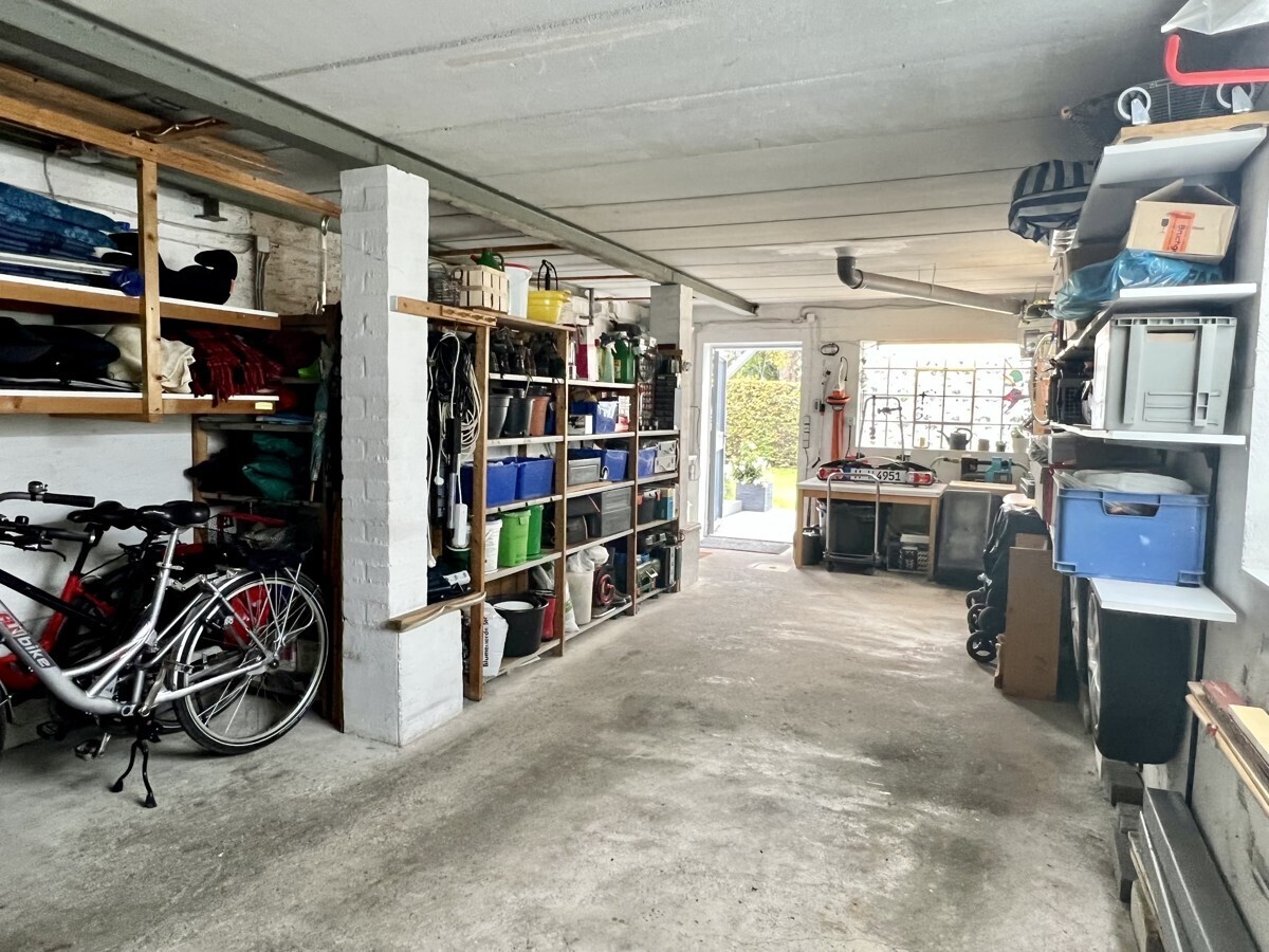 großzügige Garage mit Gartenzugang