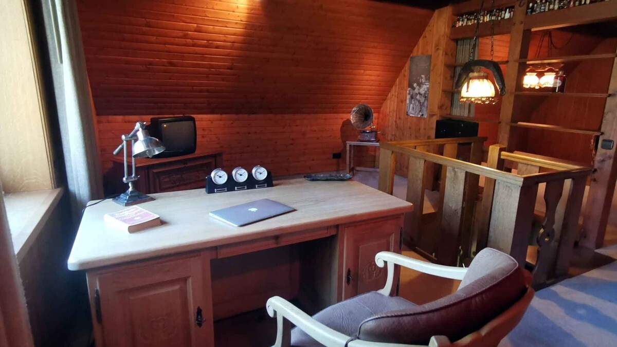 Arbeitsplatz mit Blick zum Teich