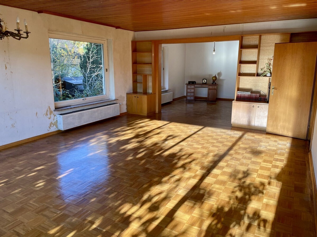 großzügiges Wohnzimmer