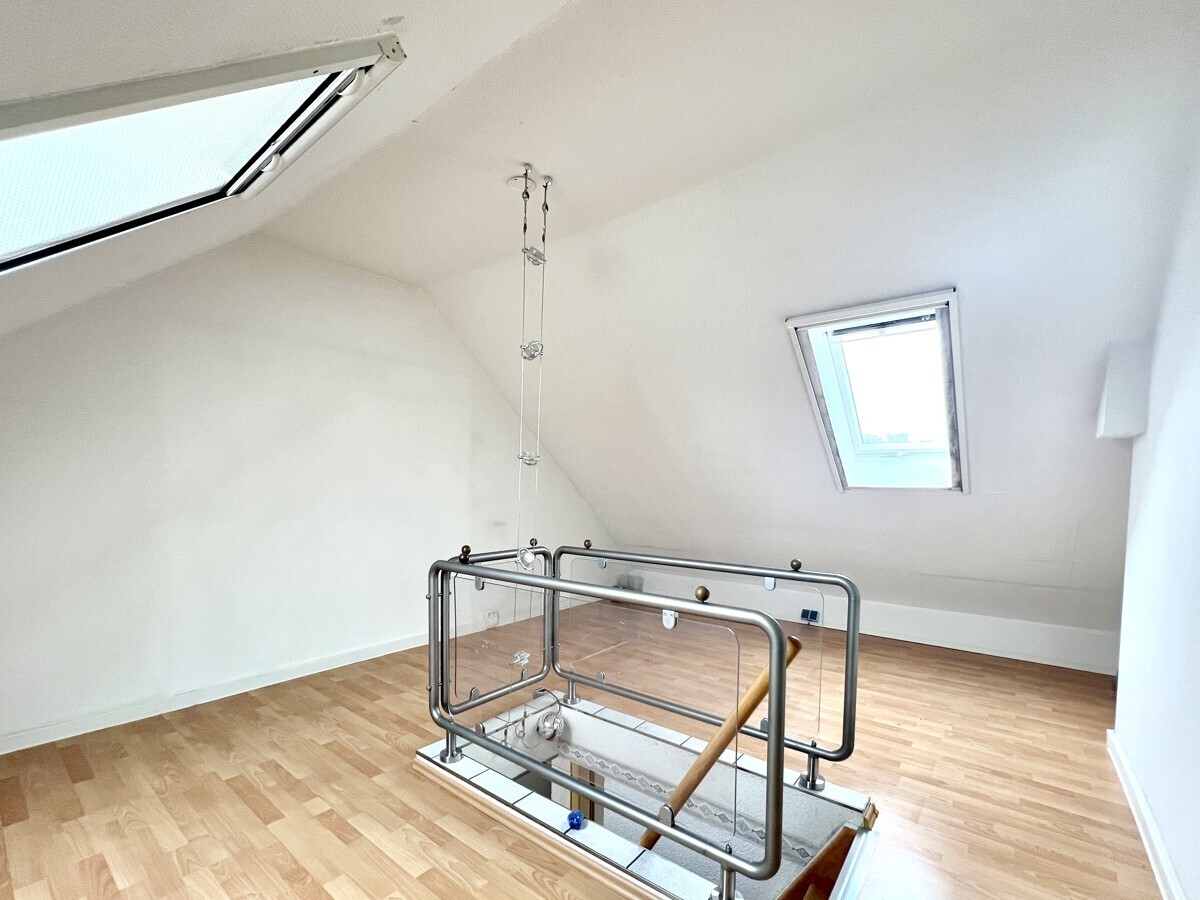 Arbeits-/Gästezimmer DG