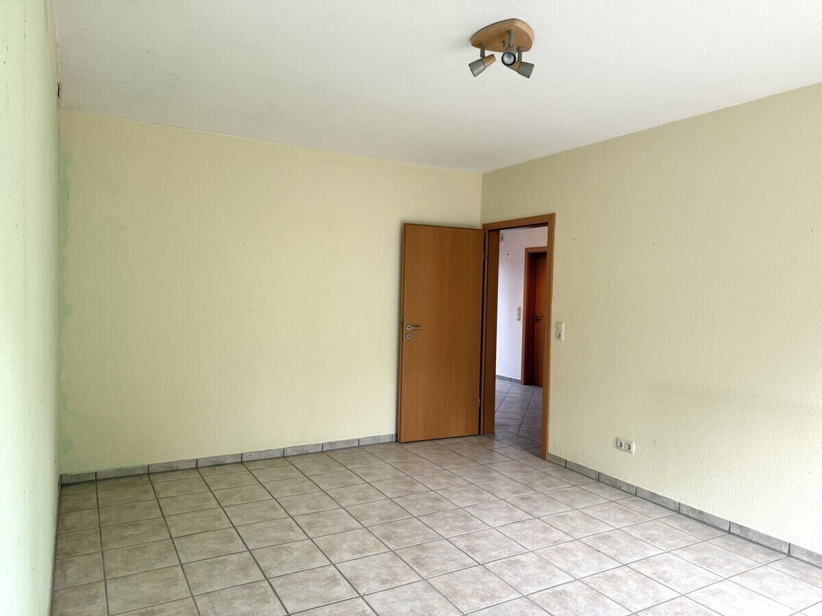helles Schlafzimmer mit Gartenzugang