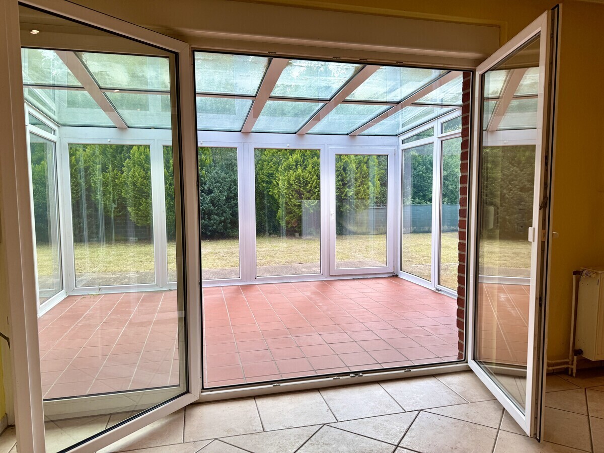 großzügiger Wintergarten mit Blick in den Garten