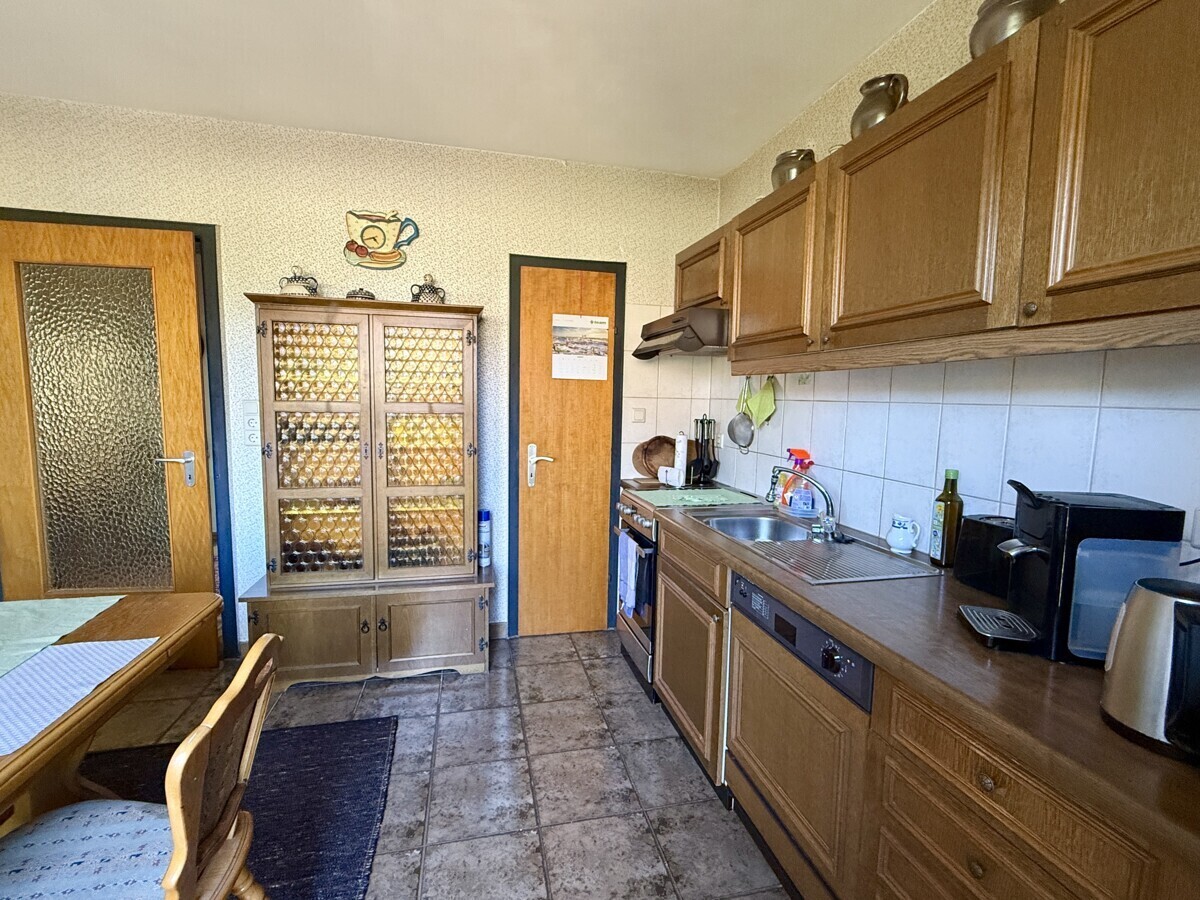 Küche mit Zugang zur Speisekammer