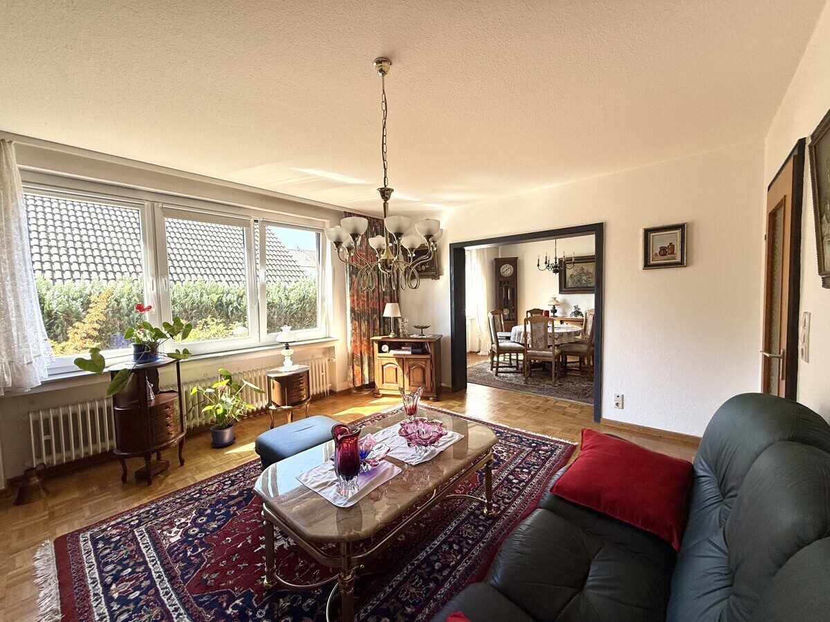 helles Wohnzimmer mit großer Fensterfront EG