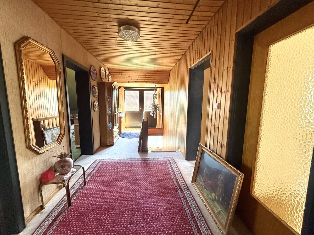 großer Flur OG mit Zugang zum Balkon