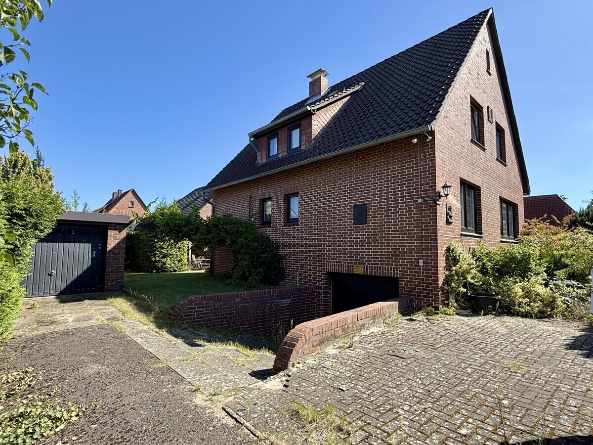 Ansicht Garage und Stellplatz