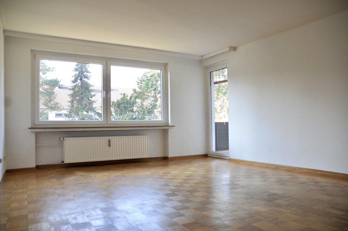 heller Wohnbereich mit Zugang zum Balkon