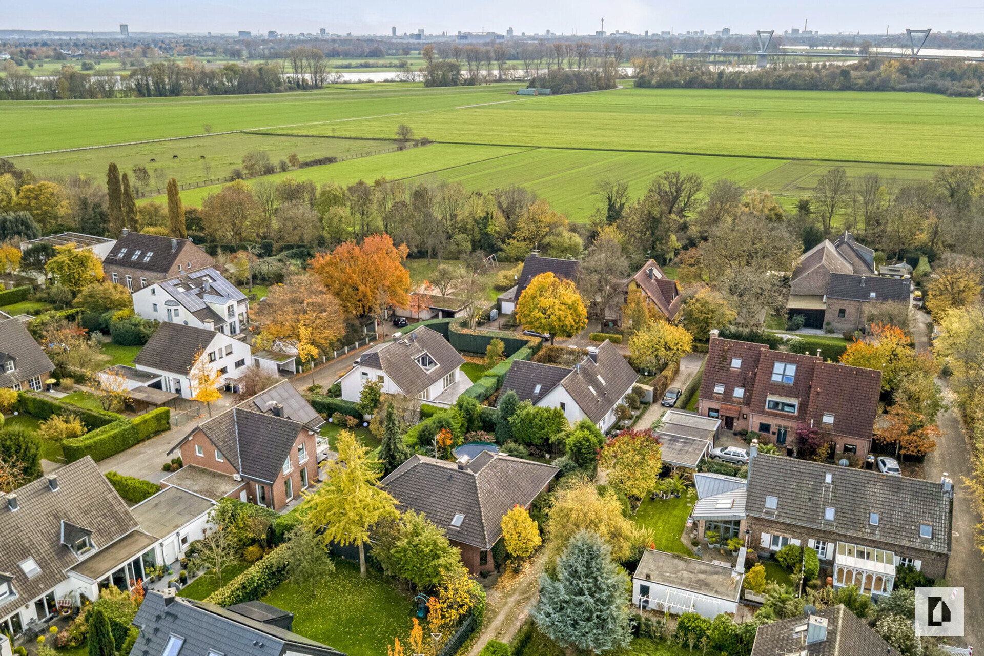 Luftaufnahme mit Blick auf den Rhein