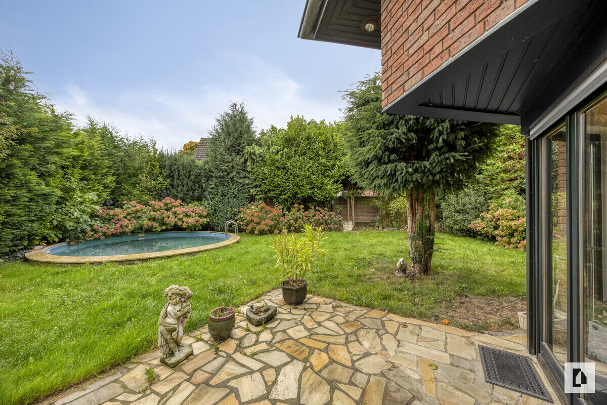 Terrasse und Garten mit Pool
