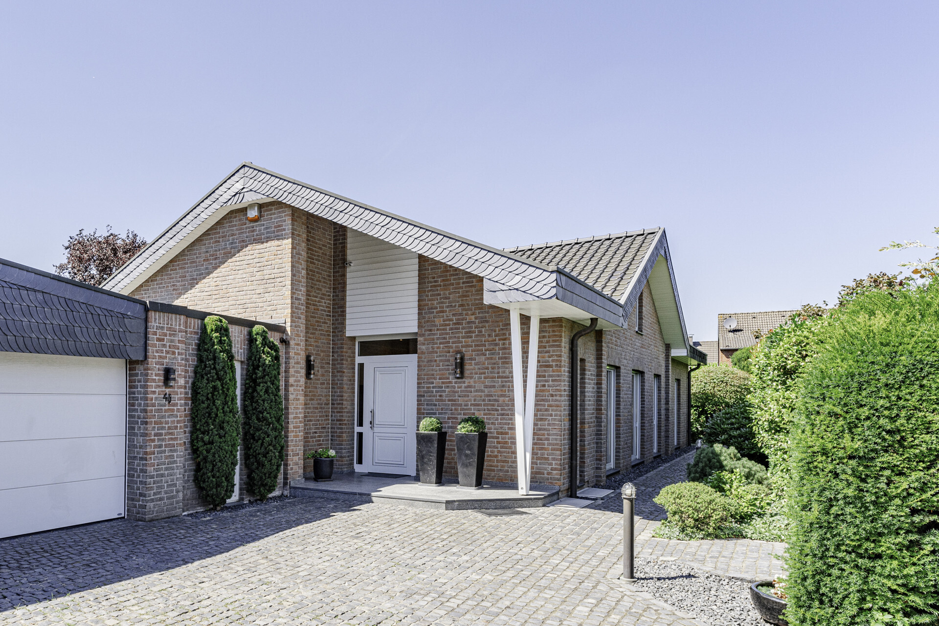 Einfahrt und Hauseingang