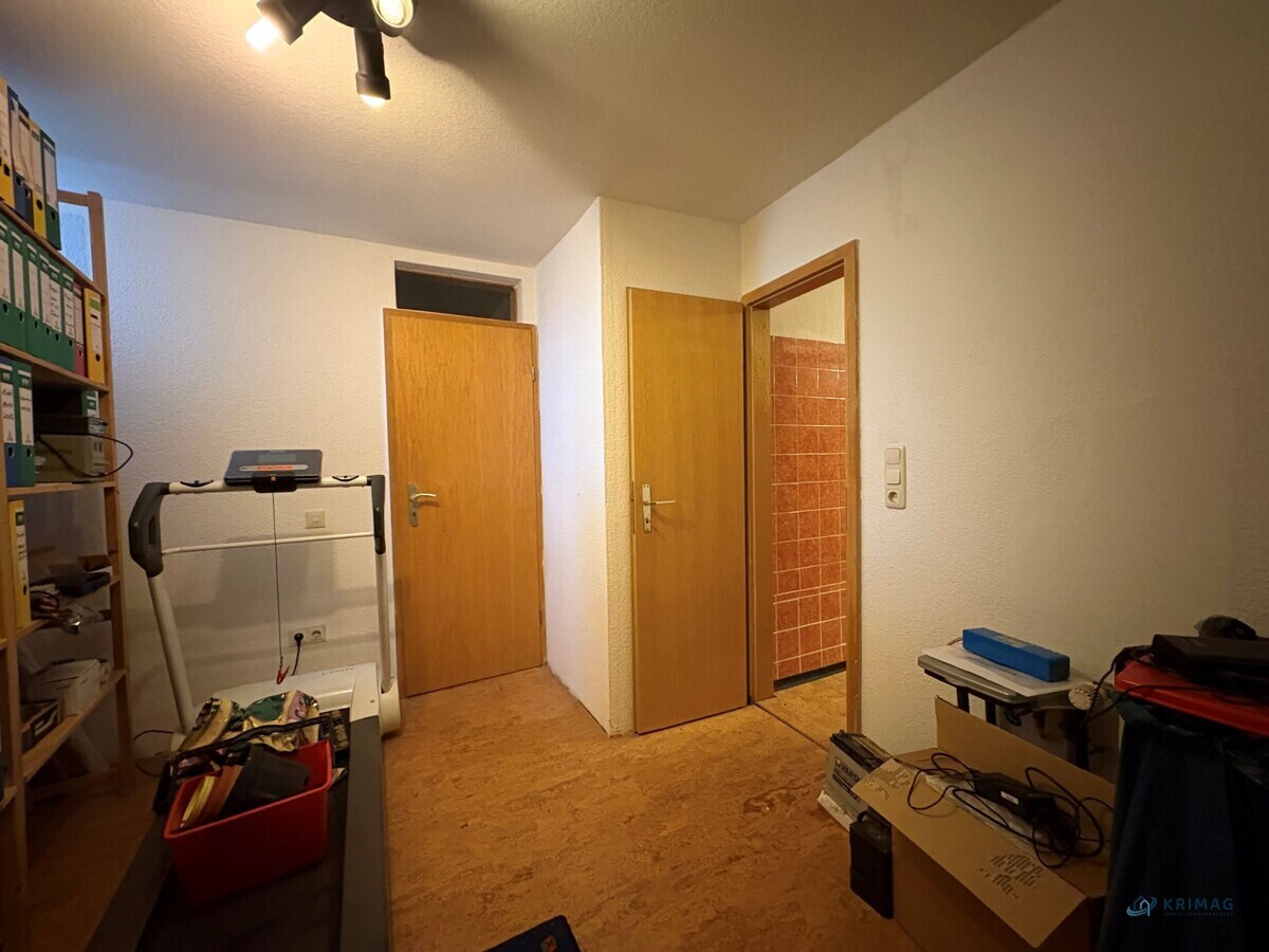 Durchgangszimmer 1. OG Büro