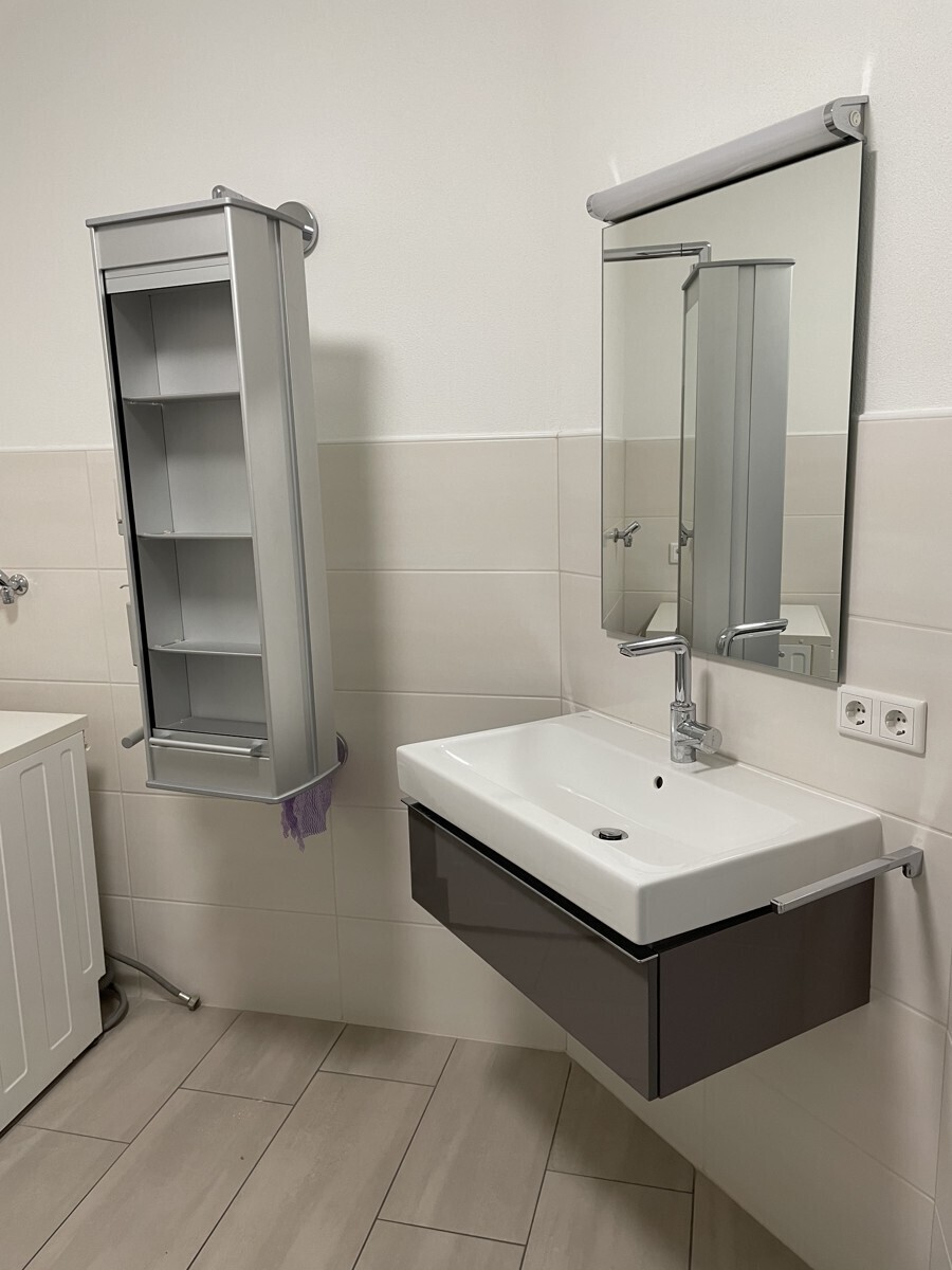 Handwaschbecken mit Einbaumöbeln