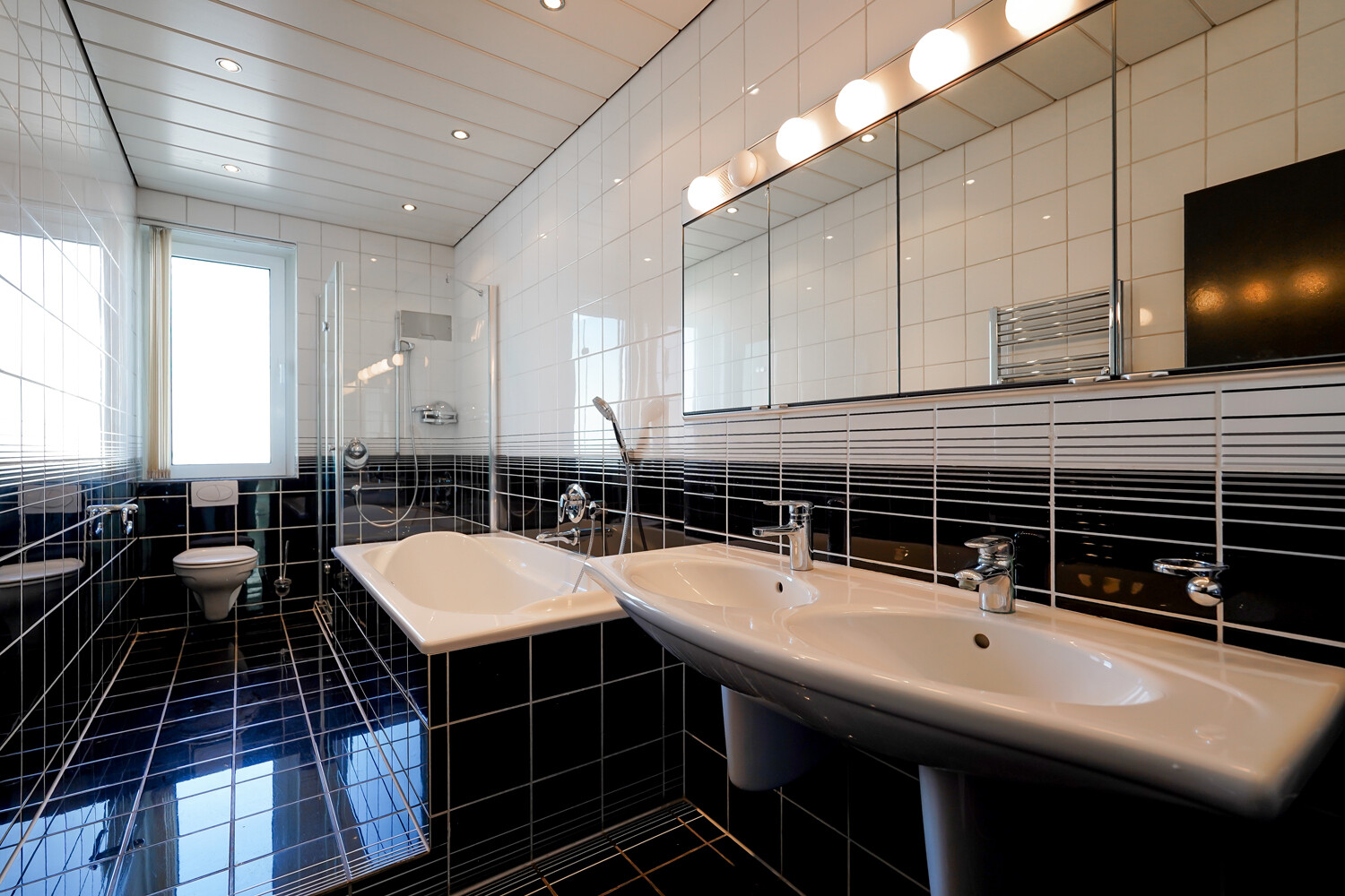 Großes Badezimmer
