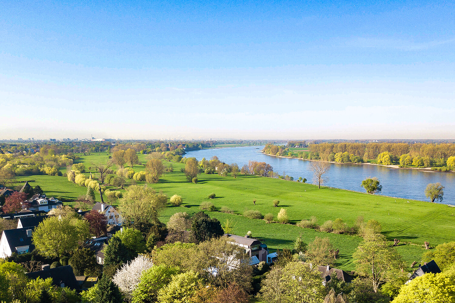 Luftbild zum Rhein