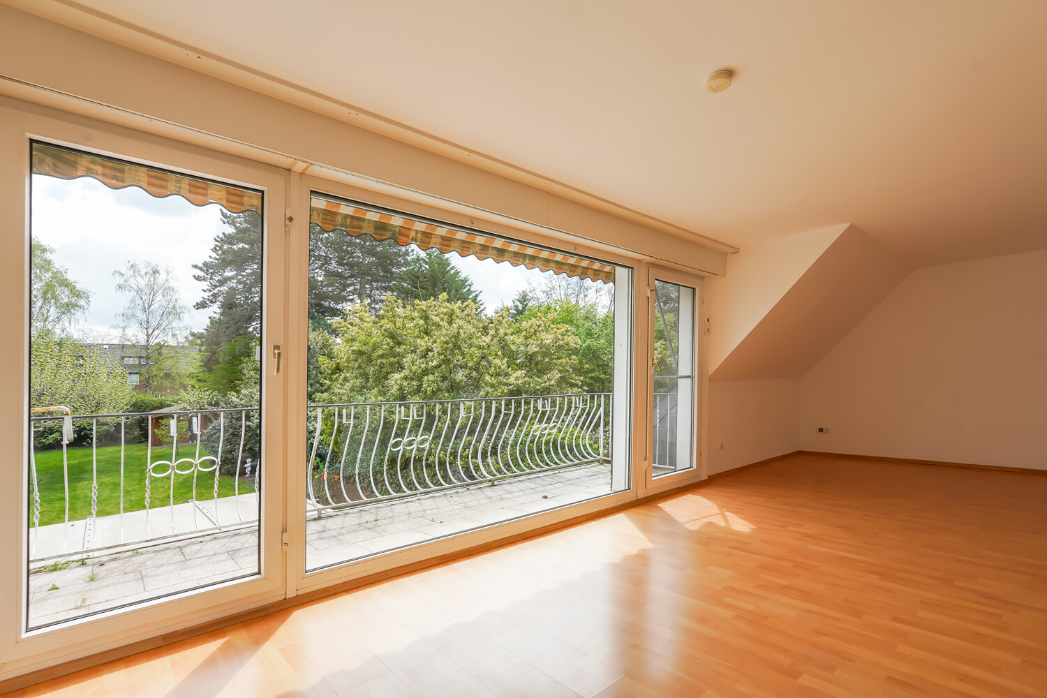 Ansicht zum Balkon im Dachgeschoss