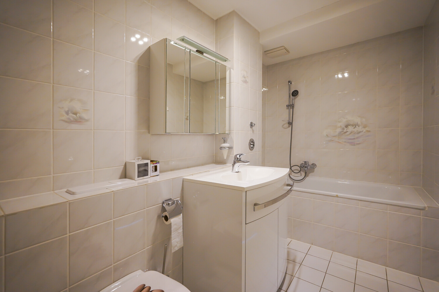 geräumiges Badezimmer mit Badewanne