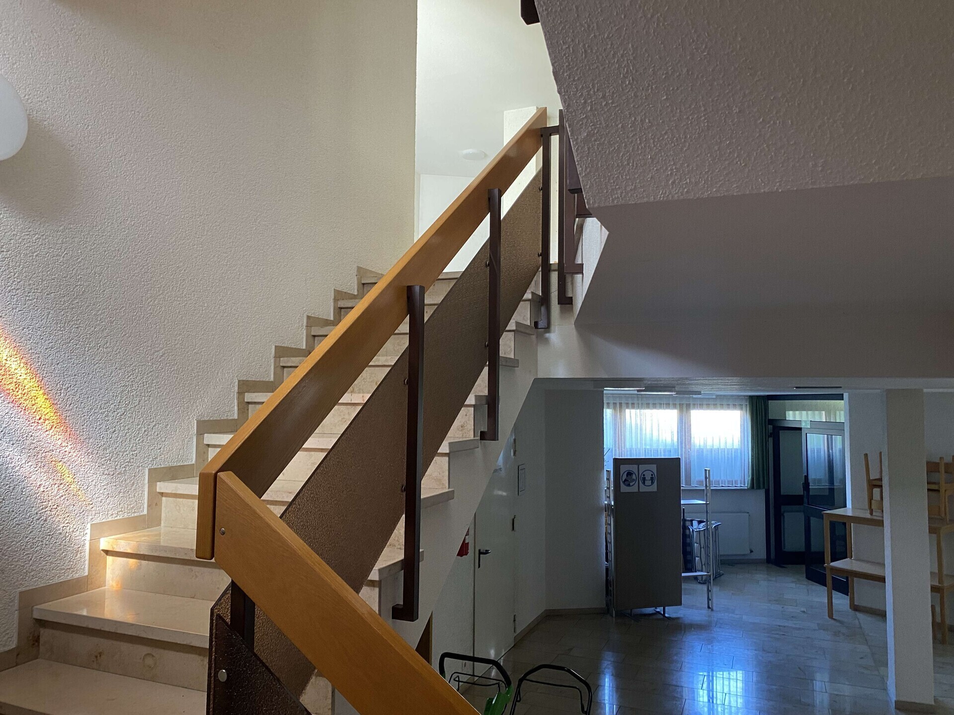 Treppe ins Kirchengeschoss