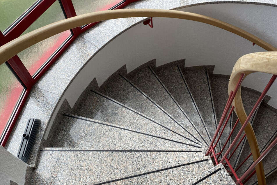 Treppe ins Untergeschoss