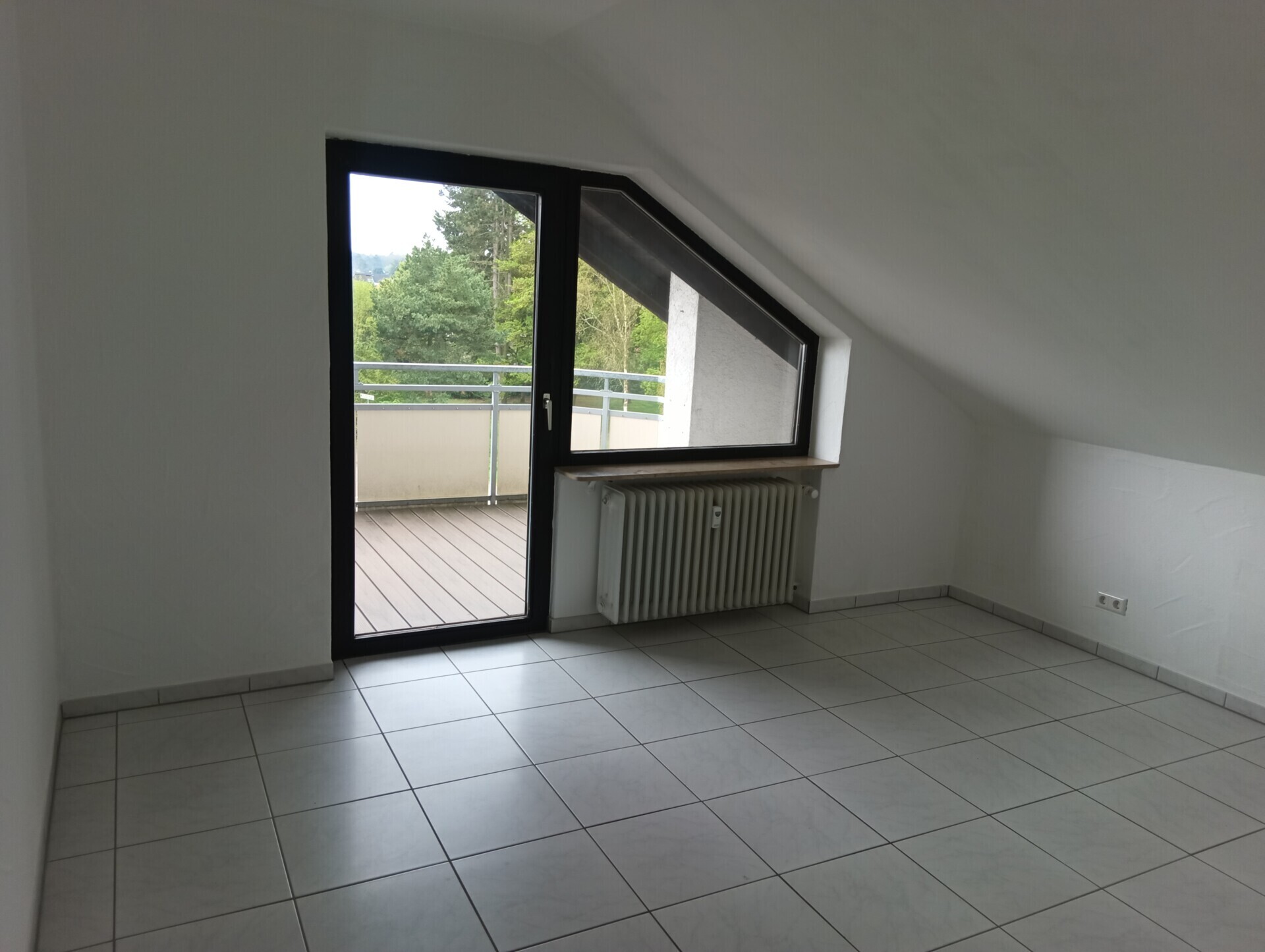 Raum vor Küche mit Balkon